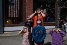 Des jeunes regardent l'éclipse le 08 avril 2024 à Houlton, dans le Maine.