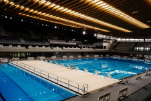 Cette photographie, prise le 28 mars 2024, montre les piscines du Centre aquatique construit pour les Jeux olympiques de Paris 2024 et destiné aux compétitions de natation artistique, de plongeon et de water-polo à Saint-Denis, près de Paris.