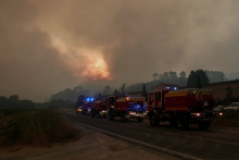 Le 31 juillet 2026, les véhicules des pompiers des Alpes-Maritimes se dirigent vers Montfort-sur-Argens, dans le sud-est de la France, où l'incendie a repris de l'ampleur, alimenté par le mistral.
