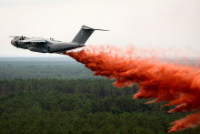 Un avion de transport militaire A400M de l'Armée de l'air française effectuant son tout premier largage de produit ignifuge au-dessus de l'incendie de forêt près de Lacanau, le 25 juillet 2026.