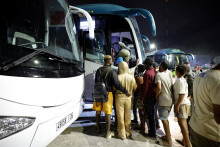 Des migrants attendent de monter à bord d'autocars pour être renvoyés dans leur ville d'origine après avoir quitté l'enclave espagnole de Ceuta, en Afrique du Nord, le 1er août 2026.