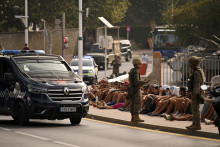 Les forces de sécurité espagnoles surveillent plusieurs personnes ayant pénétré illégalement sur le territoire de Ceuta, en Espagne, en provenance du Maroc, lors d'un afflux migratoire exceptionnel survenu entre le 30 juillet et le 1er août 2026.