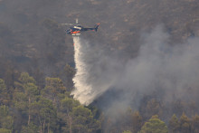 Un hélicoptère larguant de l'eau pour éteindre le feu dans le Var, le 1er août