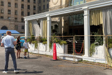La façade du restaurant de Moscou touché par un attentat à la bombe, samedi 1er août, alors qu'un haut gradé de l'armée russe y célébrait son anniversaire.