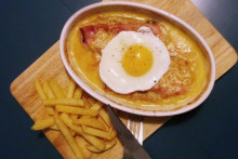 Un Welsh, plat traditionnel du Nord de la France, fait à base de cheddar, de bière, de pain et d'un oeuf.