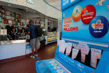 Un comptoir avec des tickets à gratter aux États-Unis