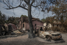 Une maison détruite par le feu dans la commune du Porge (Gironde)