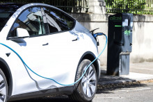 Une voiture électrique rechargée à une borne.