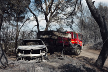 Voiture calcinée dans une zone brûlée, alors qu'un incendie de forêt se déclare à nouveau à Ponteves, dans le sud-est de la France, le 22 juillet 2026.