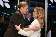 La Première ministre danoise Mette Frederiksen (à gauche) embrasse son homologue italienne Giorgia Meloni lors du dîner de travail précédant une réunion informelle du Conseil européen, à Chypre, le 23 avril 2026.