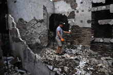 Le 3 août 2026, à Le Porge, dans le sud-ouest de la France, un habitant inspecte les décombres de sa maison entièrement ravagée par les flammes, après que les autorités ont autorisé les résidents à regagner leurs domiciles.