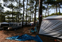 Cette photographie montre le matériel de camping après l'évacuation des résidents du camping Le Grand-Crohot Océan, à Lège-Cap-Ferret, dans le sud-ouest de la France, le 27 juillet 2026.