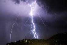 La foudre lors d'un violent orage. (illustration)