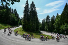 Les cyclistes du Tour de France femmes 2026 dans le col de la Faucille en France le 3 août 2026.