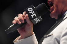 Un commentateur lors d'un combat de MMA à Paris