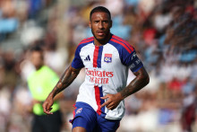 Le milieu de terrain de Lyon Corentin Tolisso assiste au match de football amical de pré-saison entre l'Olympique Lyonnais (OL) et le Servette FC au stade Pierre Rajon à Bourgoin-Jallieu, dans le sud-est de la France, le 15 juillet 2026.