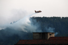 Un Canadair de la Protection civile largue de l'eau sur une zone en feu lors d'un incendie de forêt devant Barjols, dans le sud-est de la France, le 26 juillet 2026.