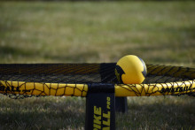 Un jeu de Spikeball.
