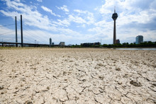 Le sol sec du lit partiellement asséché du Rhin est photographié à Düsseldorf, dans l'ouest de l'Allemagne, le 25 juillet 2022, alors que l'Europe subit une vague de chaleur.