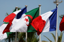 Des drapeaux algériens et français (image d'illustration)