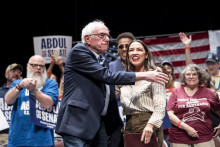 Le sénateur Bernie Sanders salue la représentante américaine Alexandria Ocasio-Cortez le 18 juillet 2026 à Detroit, Michigan.