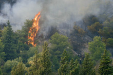 Un incendie s'est déclaré dans le massif des Corbières, près de Narbonne, après un accident de la route.