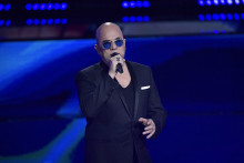 Pascal Obispo lors du concert "Unis pour l'Ukraine" le 8 mars 2022 à Paris.