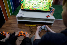Des personnes jouent à un jeu vidéo. (Illustration)