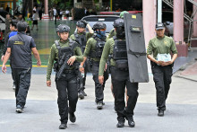 Des policiers devant le lycée de la province thaïlandaise de Nonthaburi où a eu lieu la fusillade