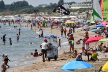 Des touristes sur la plage de la Grande Motte, dans l'Hérault, à l'été 2018.