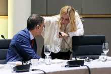 Le Premier ministre espagnol Pedro Sanchez (à gauche) s'entretient avec la Première ministre italienne Giorgia Meloni à Bruxelles, le 23 octobre 2025.