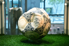 Le ballon de la "main de Dieu" exposé avant sa mise aux enchères chez Heritage Auctions en Californie, le 7 août 2026.