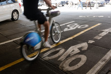Un cycliste circule sur une piste cyclable le 24 juillet 2026 dans le quartier de Brooklyn à New York.