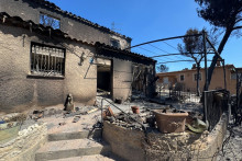 Une maison incendiée à Campagne Bleue, dans le quartier de L'Estaque à Marseille, le 9 juillet 2025, après qu'un incendie de forêt a ravagé des zones proches du centre de la ville portuaire méditerranéenne.