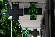 Cette photographie montre l'enseigne d'une pharmacie affichant une température de 39 degrés Celsius à Thionville, dans le nord-est de la France, le 26 juin 2026.