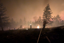 Cette photo, prise le 7 août 2026 et diffusée le 8 août par le BC Wildlife Service, montre des pompiers luttant contre l'incendie de Bald Range près de Summerland, dans la province de Colombie-Britannique, dans l'ouest du Canada.