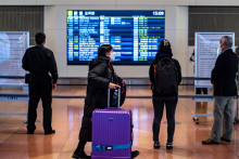 Une femme avec une valise à l'aéroport de Tokyo (illustration)
