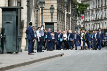 Le Premier ministre Sébastien Lecornu et son équipe arrivent au palais de l'Élysée à Paris le 27 juillet 2026 pour la dernière réunion hebdomadaire du gouvernement avant la pause estivale.
