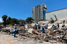 Des sauveteurs tentent de retrouver des victimes ensevelies sous les décombres des bâtiments effondrés à Pereira, en Colombie, après le puissant séisme du lundi 10 août.