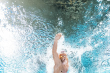Léon Marchand lors de la finale du relais 4x200m nage libre messieurs lors des Championnats d'Europe de natation LEN au Centre aquatique olympique de Saint-Denis, le 10 août 2026.