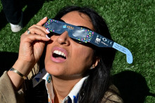 Une femme observe l'éclipse solaire partielle à Caltech, à Pasadena, en Californie, le 8 avril 2024.