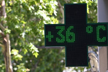 Une enseigne affichant la température pendant la canicule