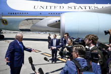 Le président américain Donald Trump s'adresse aux journalistes avant d'embarquer à bord d'Air Force One à l'aéroport international de Palm Beach, en Floride, le 25 avril 2026.