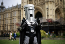 Count Binface pose sur College Green, à côté du palais de Westminster, à Londres, le 25 avril 2024.