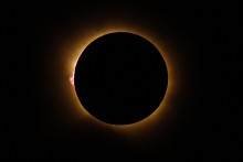 La couronne solaire brille alors que la Lune occulte totalement le Soleil durant la phase de totalité de l'éclipse solaire totale, vue depuis Berlanga de Duero, à 240 km au nord-est de Madrid, le 12 août 2026.