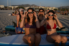 Des personnes regardant l'éclipse à Marseille, le 12 août 2026.
