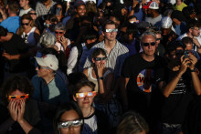 Des Londoniens regardant l'éclipse le 12 août 2026.