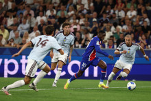 Ousmane Dembélé court avec le ballon lors du match de Supercoupe de l'UEFA opposant le vainqueur de la Ligue des champions, le Paris Saint-Germain (PSG), au vainqueur de la Ligue Europa, Aston Villa, à Salzbourg, le 12 août 2026.