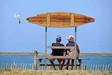 Des personnes prennent un bain de soleil à Anglet, alors que la vague de chaleur s'abat sur le sud-ouest de la France, le 17 juin 2026.