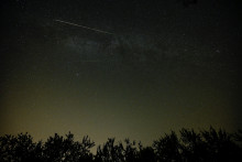 Un météore passe dans le ciel de San Asensio en Espagne, lors de la pluie d'étoiles filantes causée par le passage de la Terre dans le nuage de débris des Perséides.